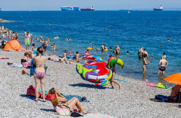 Koper, 21.6.2026Turizem, Poletje, Vročina, poletni utrip v Kopru,kopalci, plaža, sprehajalci