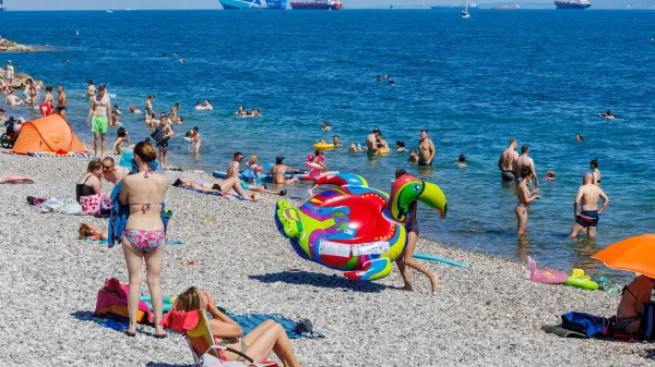Koper, 21.6.2026Turizem, Poletje, Vročina, poletni utrip v Kopru,kopalci, plaža, sprehajalci
