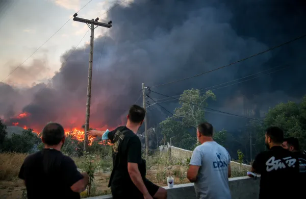 V drugem največjem gr&scaron;kem mestu Solunu so oblasti prebivalce pozvale, naj zaprejo okna, potem ko je gozdni požar zajel dve tovarni.