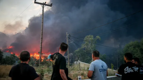 V drugem največjem gr&scaron;kem mestu Solunu so oblasti prebivalce pozvale, naj zaprejo okna, potem ko je gozdni požar zajel dve tovarni.