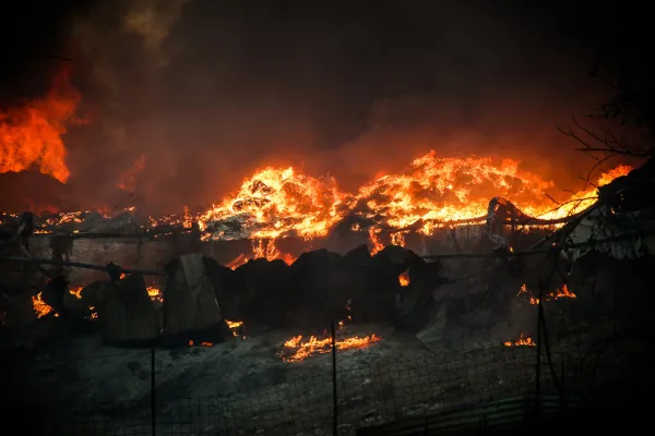V drugem največjem gr&scaron;kem mestu Solunu so oblasti prebivalce pozvale, naj zaprejo okna, potem ko je gozdni požar zajel dve tovarni.