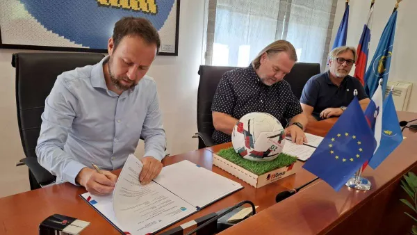 Podpis pogodbe, z leve dr. Gregor Kovačič, Milo&scaron; Junkar in Miha Majerle