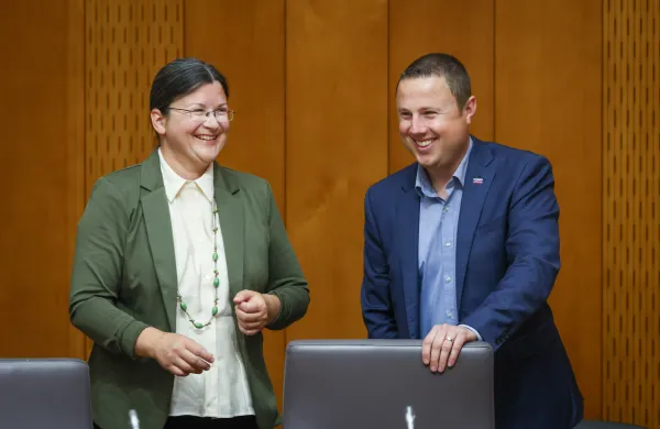 Stranke so v državnem zboru zagotovile službo tako partnerju poslanke Resni.ce Katje Kokot kot partnerki poslanca SDS Žana Mahniča.