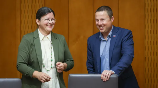 Stranke so v državnem zboru zagotovile službo tako partnerju poslanke Resni.ce Katje Kokot kot partnerki poslanca SDS Žana Mahniča.