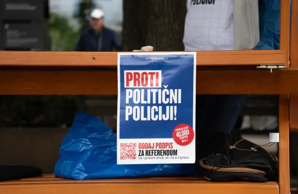 Zbranih dovolj podpisov pod zahtevo za referendum o noveli zakona o parlamentarni preiskavi.