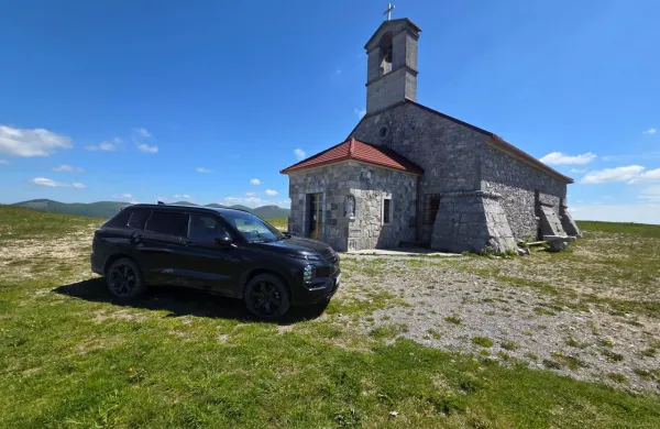 V Notranjem stoji vas, Vrh po imenu, v tej vasici je živel v starih časih Krpan, močan in silen človek. Hrib Sveta Trojica v bližini je na 1106 metrih nadmorske vi&scaron;ine.