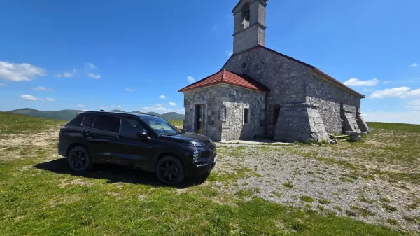 V Notranjem stoji vas, Vrh po imenu, v tej vasici je živel v starih časih Krpan, močan in silen človek. Hrib Sveta Trojica v bližini je na 1106 metrih nadmorske vi&scaron;ine.