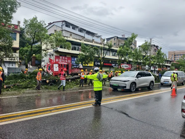 Kitajska, Ezhou.Obsežna neurja in poplave na Kitajskem terjala več življenj.