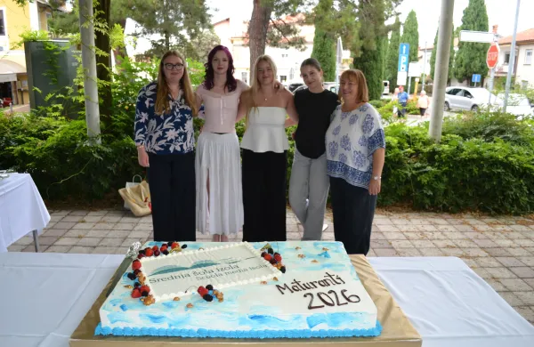 (z leve) Isabell Ternav, Larisa Bertok, Katja Koren, Valentina Savić in ravnateljica Adelija Perne.