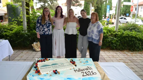 (z leve) Isabell Ternav, Larisa Bertok, Katja Koren, Valentina Savić in ravnateljica Adelija Perne.