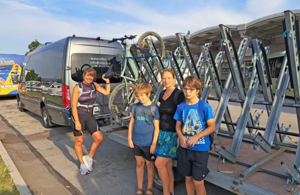 V Vipavski dolini na voljo Bicibus in invalidski e-kolesarski tandem