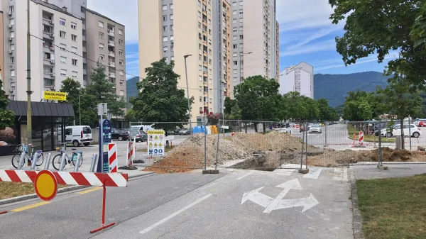 Vsaj &scaron;e danes zapora na Gradnikovi