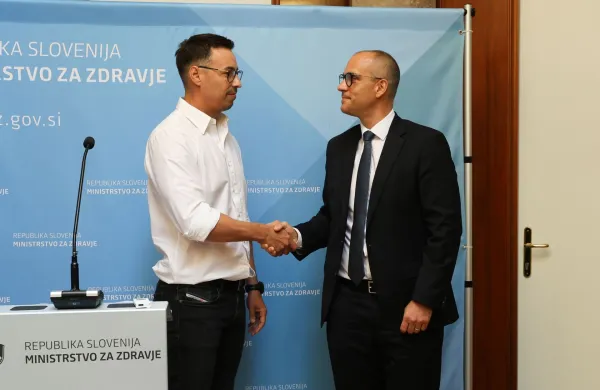 Novinarska konferenca ministrstva za zdravje Tadeja Ostrca in predstavnika interventnih radiologov UKC Maribor Sa&scaron;e Pjeviča (levo), na kateri sta predstavila vsebino doseženega dogovora za nadaljnje izvajanje interventne radiologije v UKC Maribor.