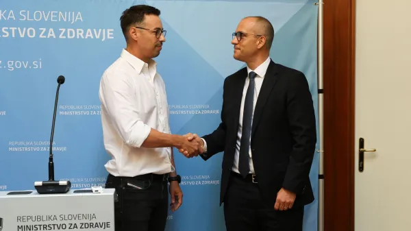 Novinarska konferenca ministrstva za zdravje Tadeja Ostrca in predstavnika interventnih radiologov UKC Maribor Sa&scaron;e Pjeviča (levo), na kateri sta predstavila vsebino doseženega dogovora za nadaljnje izvajanje interventne radiologije v UKC Maribor.