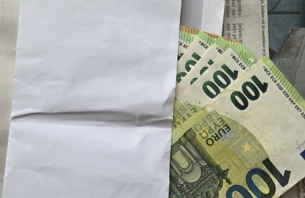 Najditeljica je bila po&scaron;tena, neznanec zapravljal s tujo kartico