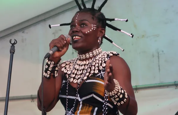Afri&scaron;ka Levinja Wiyaala, svetovna vplivnica, s petjem plesom, govorom, igranjem&nbsp;... &scaron;iri neopisljivo energijo, ki jo je dobro doživeti.
