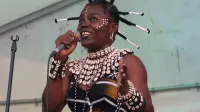 Afri&scaron;ka Levinja Wiyaala, svetovna vplivnica, s petjem plesom, govorom, igranjem&nbsp;... &scaron;iri neopisljivo energijo, ki jo je dobro doživeti.