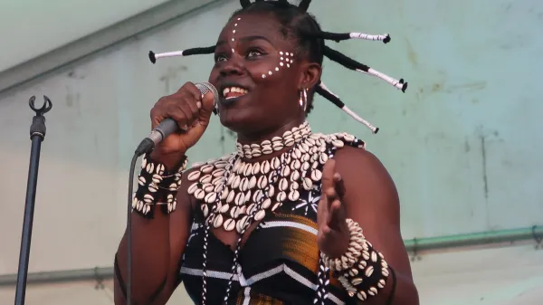 Afri&scaron;ka Levinja Wiyaala, svetovna vplivnica, s petjem plesom, govorom, igranjem&nbsp;... &scaron;iri neopisljivo energijo, ki jo je dobro doživeti.