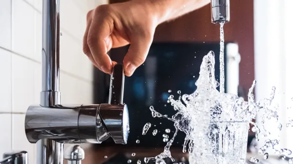 Kljub nekoliko večji porabi ostaja oskrba s pitno vodo stabilna