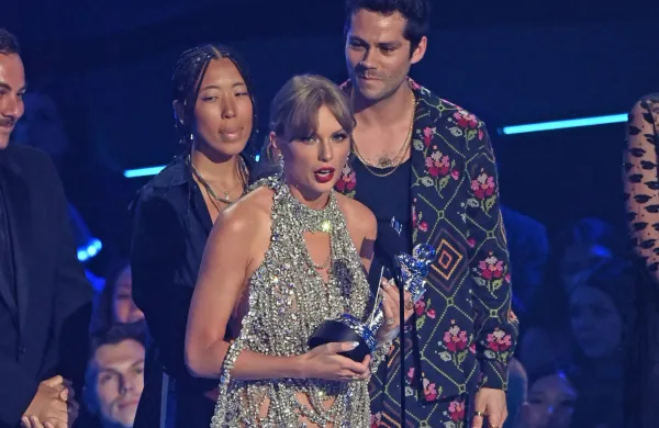 Poroka Taylor Swift in Travisa Kelceja je veljala za enega najbolj pričakovanih dogodkov leta v ZDA.