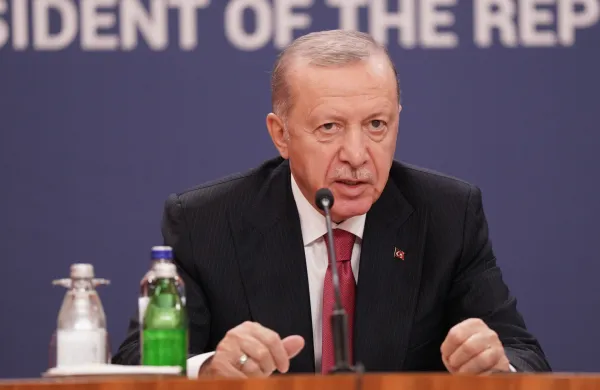 Tur&scaron;ki predsednik Recep Tayyip Erdogan je pi&scaron;tolo s strelivom in kompletom za či&scaron;čenje podaril tudi Ursuli Von der Leyen.