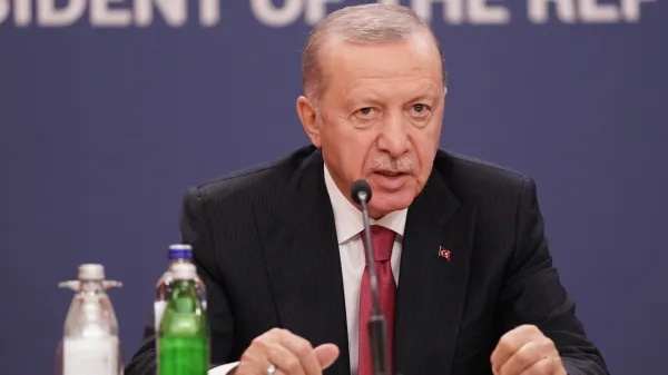 Tur&scaron;ki predsednik Recep Tayyip Erdogan je pi&scaron;tolo s strelivom in kompletom za či&scaron;čenje podaril tudi Ursuli Von der Leyen.