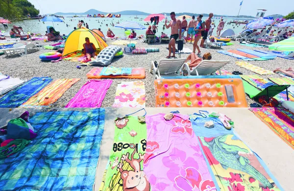 ?Hrva&scaron;ka Vodice 22.07.2022 22. julij 2022 Prepoved pu&scaron;čanja osebnih stvari, rekvizitov in brisač na mestni plaži kot rezervacija prostora. plaža turizem turisti Foto: Hrvoje Jelavic/PIXSELL/BOBO------Janaprvazadnja 4 #