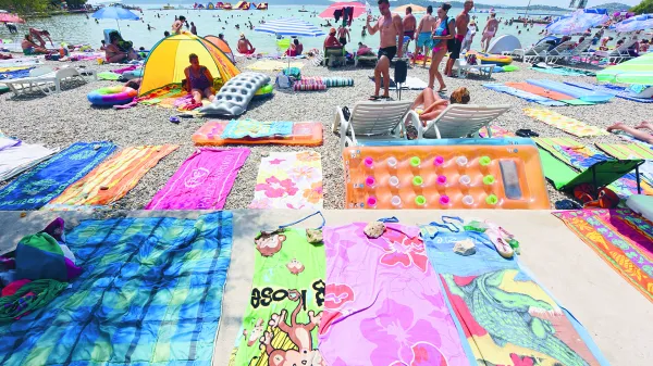 ?Hrva&scaron;ka Vodice 22.07.2022 22. julij 2022 Prepoved pu&scaron;čanja osebnih stvari, rekvizitov in brisač na mestni plaži kot rezervacija prostora. plaža turizem turisti Foto: Hrvoje Jelavic/PIXSELL/BOBO------Janaprvazadnja 4 #