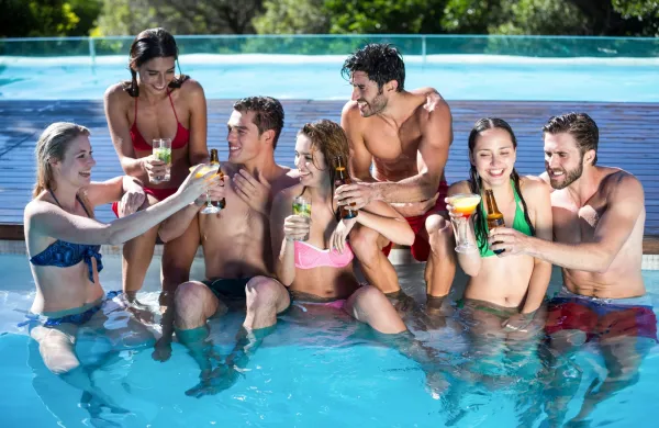 Group of happy friends toasting beer bottles and glass of cocktail on a sunny day,Image: 280783388, License: Royalty-free, Restrictions:, Model Release: yes, Credit line: -/Wavebreak/Profimedia