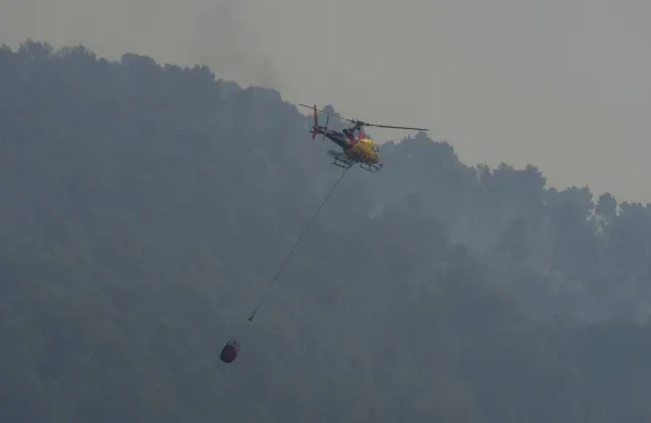 Helikopter med ga&scaron;enjem gozdnega požara