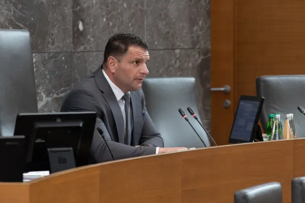 V predlog dnevnega reda je bil uvr&scaron;čen tudi predlog dopolnitev zakona o grbu, zastavi in himni, ki ga v zakon želi zapisati stranka Resnica.