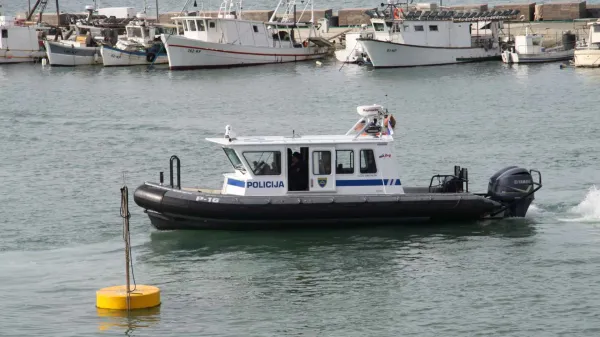 policijski čoln, re&scaron;evanje, iskanje, otrok
