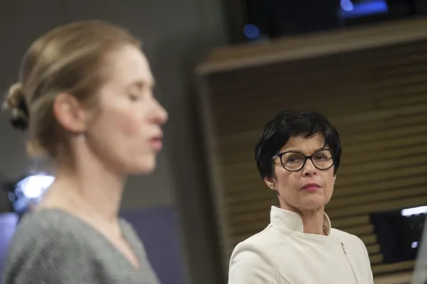 Podpredsednica Evropske komisije Kaja Kallas in evropska komisarka za evropsko sosedsko politiko in pogajanja o &scaron;iritvi Marta Kos.