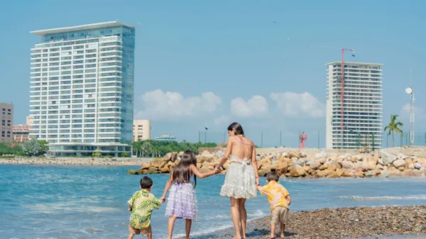Najbolj&scaron;e je, da se v oblačilih dobro počutimo. Poletje ne mara zategnjenosti, težkih materialov in oblek, v katerih komaj čakamo, da se vrnemo v hotelsko sobo.