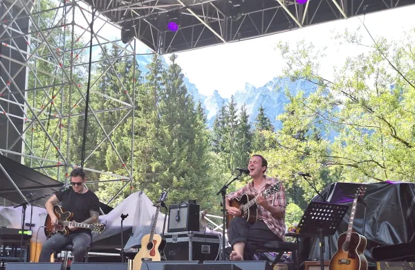 Tom Smith se je predstavil v akustični različici v družbi izvrstnega multinstrumentalista Nicholasa Willsa.