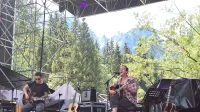 Tom Smith se je predstavil v akustični različici v družbi izvrstnega multinstrumentalista Nicholasa Willsa.