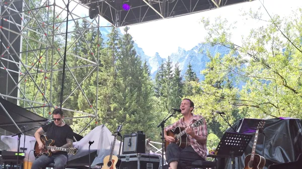 Tom Smith se je predstavil v akustični različici v družbi izvrstnega multinstrumentalista Nicholasa Willsa.