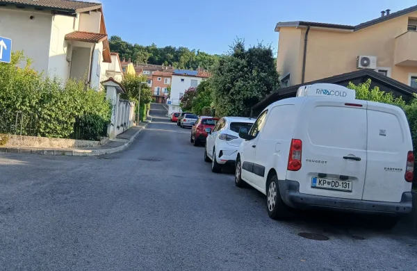 Predlaganih sprememb prometnega režima v Semedeli za zdaj ne bo