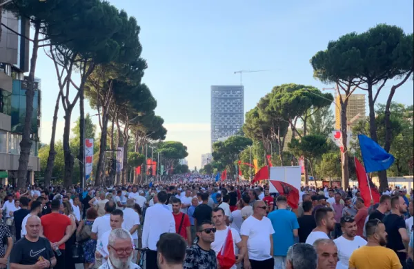 Na že 42. zaporednem večernem shodu so protestniki ponovno zahtevali odstop albanskega premierja Edija Rame.