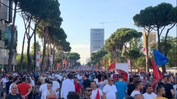 Na že 42. zaporednem večernem shodu so protestniki ponovno zahtevali odstop albanskega premierja Edija Rame.