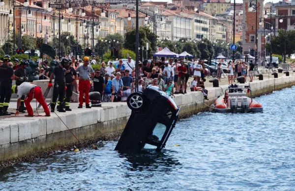 V nedeljo dopoldne je na trža&scaron;kem pomolu Molo Audace osebni avtomobil zapeljal v morje.