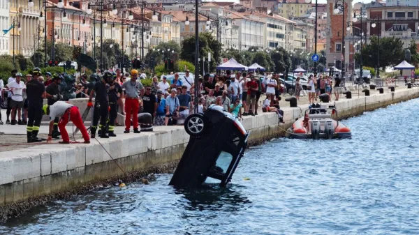 V nedeljo dopoldne je na trža&scaron;kem pomolu Molo Audace osebni avtomobil zapeljal v morje.