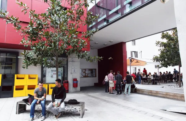 Koper, 19.09.2012Univerza na Primorskem, Fakulteta za humanistične &scaron;tudije, humanistika, stavba, &scaron;tudentje
