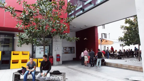 Koper, 19.09.2012Univerza na Primorskem, Fakulteta za humanistične &scaron;tudije, humanistika, stavba, &scaron;tudentje