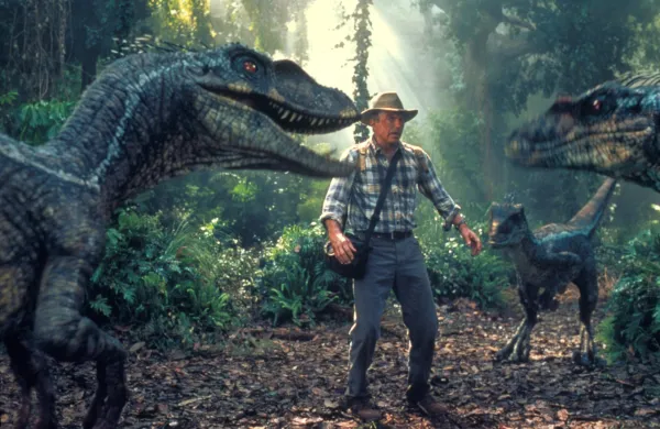 Sam Neill med velociraptorji v tretjem delu Jurskega parka.