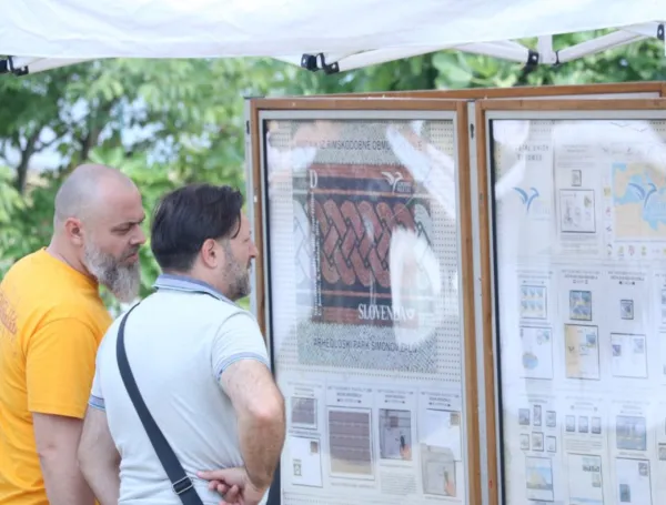 V arheolo&scaron;kem parku obeležili izid priložnostne po&scaron;tne znamke in odprli razstavo