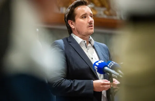Poslancu Svobode Lenartu Žavbiju so izrekli opomin zaradi njegovih izjav o financiranju institucije Zagovornika načela enakosti.