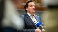 Poslancu Svobode Lenartu Žavbiju so izrekli opomin zaradi njegovih izjav o financiranju institucije Zagovornika načela enakosti.