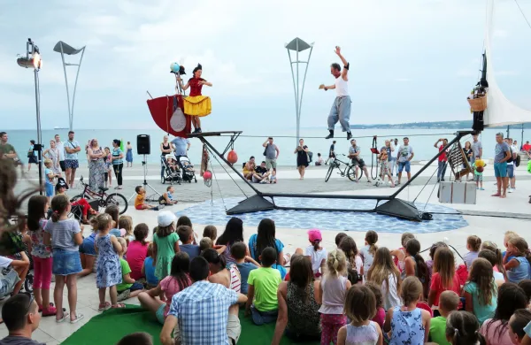 Kulturniki v negotovosti: festivali in projekti čakajo na odločitev ministrstva