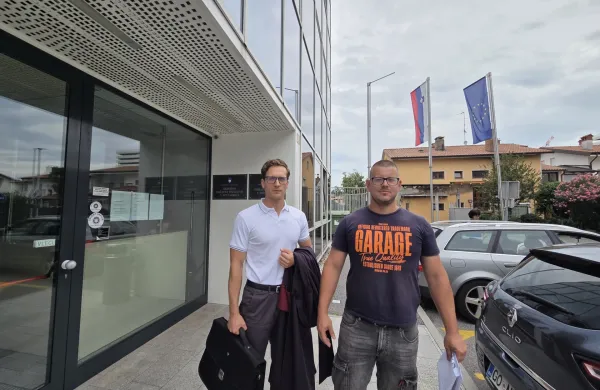 Sodnica je nekdanjega policista oprostila napada na informacijski sistem